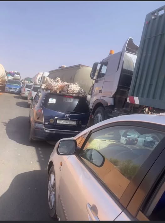 تعطل شاحنة يشل حركة السير على طريق الأمل